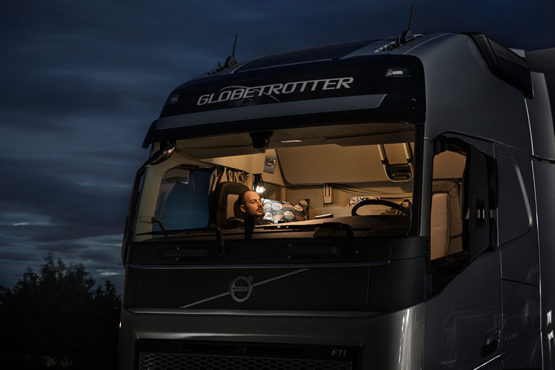 Yrkessjåfør som følger kjøre- og hviletidsreglene og hviler i styrhuset på en Volvo lastebil. Foto.